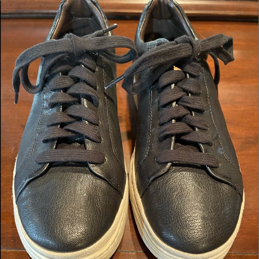 New with out tags, Ugg casual shoes, runs big. More like 7.5